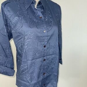 Embroidered Floral Long Sleeve Button-Down Blue shirt Very pretty, Sz M